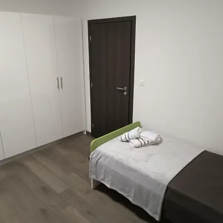 Nicol Apartment *