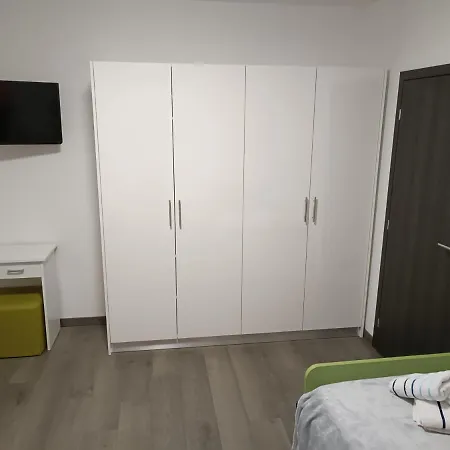 Nicol Apartment *